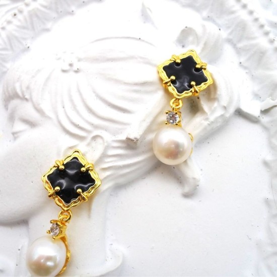 Black Square to Flat Pearl Stud Earrings