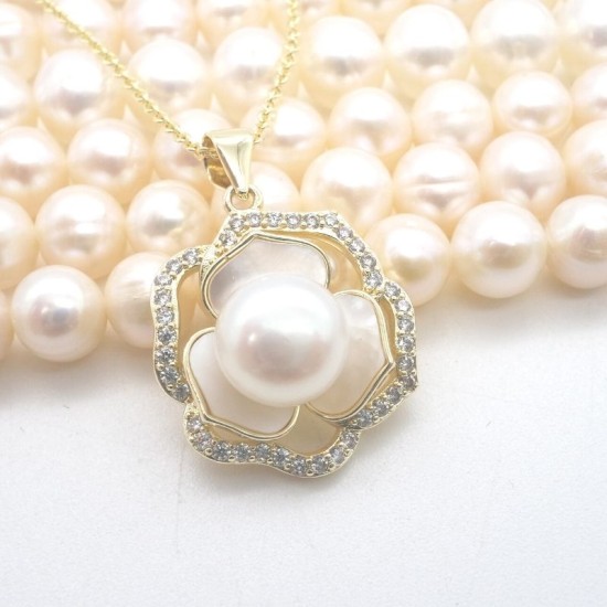 Diamond-Edge Fritillary Camellia Freshwater Flat Pearl Pendant Necklace